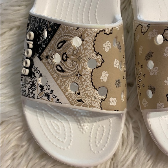 CROCS Women's Bandana Print Slide Sandals - Cream and Brown size M5 and W7 - Picture 3 of 8